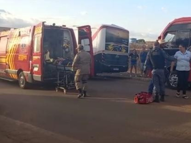 Mulher desembarca de ônibus e é atropelada pelo motorista em Pontes e Lacerda