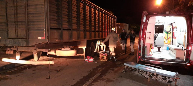 Mulher perde controle da direção de motocicleta e bate em caminhão parado