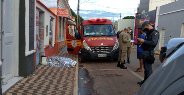 Mulher sofre infarto e morre no meio da rua em Cáceres
