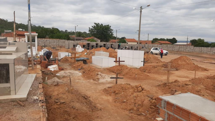 Nova área do cemitério Recanto da Paz é preparado para o dia dos finados. Local continua sem licença ambiental e controle para localização dos sepulcros
