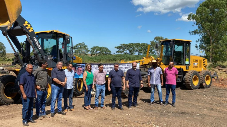 “Nunca tivemos tanto”, diz prefeito ao receber máquinas do deputado Moretto