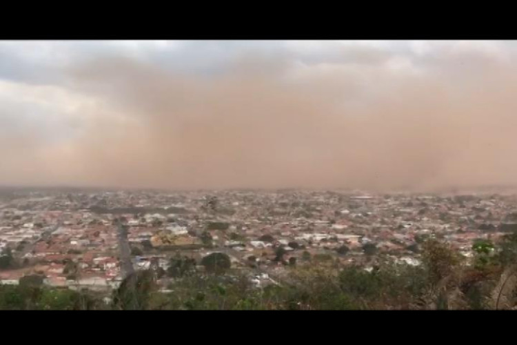 Nuvem de poeira cobre cidade de Pontes e Lacerda