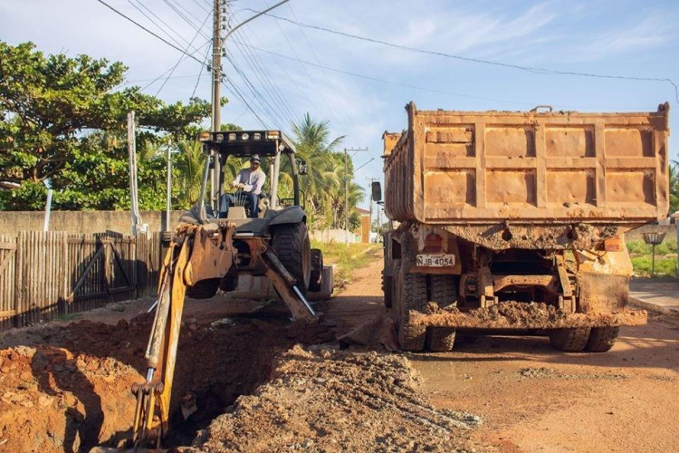 Obras de pavimentação e dreno cego são realizadas nas ruas de Nova Lacerda