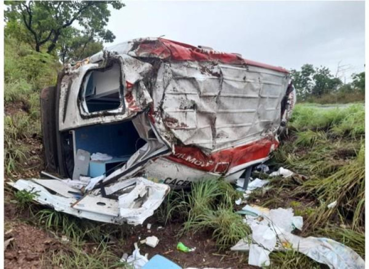Paciente morre após ambulância capotar em acidente a caminho de hospital