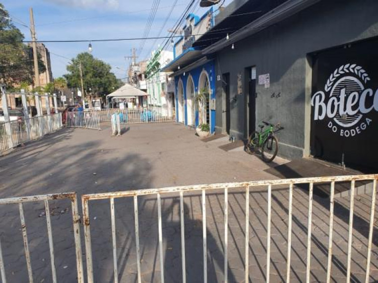 Para evitar aglomeração, Prefeitura cerca calçadão da Praça Barão em Cáceres