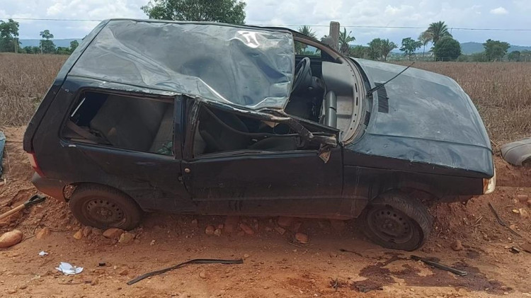 Passageiro sofre fratura em capotamento de veículo na estrada do Córrego da Onça