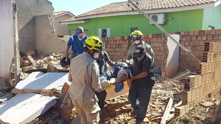 Pedreiro quase é esmagado ao demolir casa no Jardim Aliança