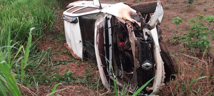 Pick-up Oroch fica destruída em capotamento registrado na MT- 473