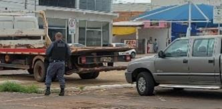 PM multa motorista e guincha camionete estacionada na Praça em Pontes e Lacerda