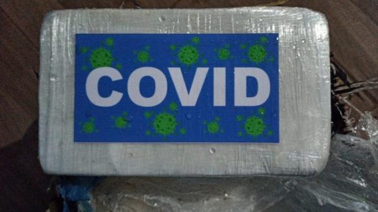 Polícia apreende 400kg de cocaína em embalagens com adesivos da Covid