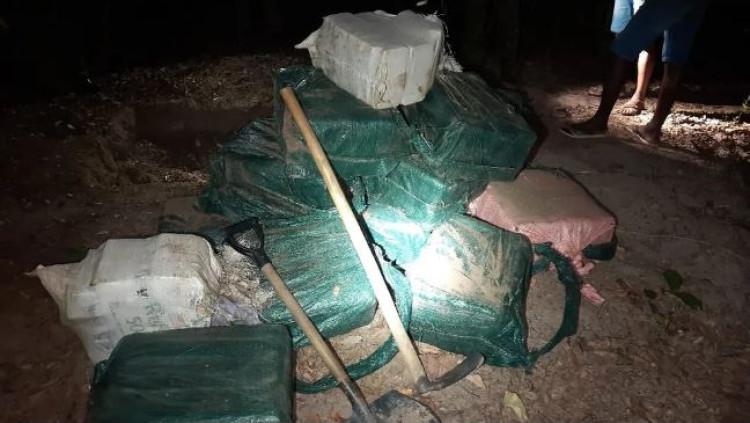 Polícia apreende 800 kg de droga enterrada em área de mata, em Vila Bela