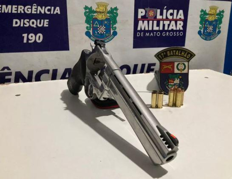 Polícia apreende revólver e munições após disparos; homem foi detido