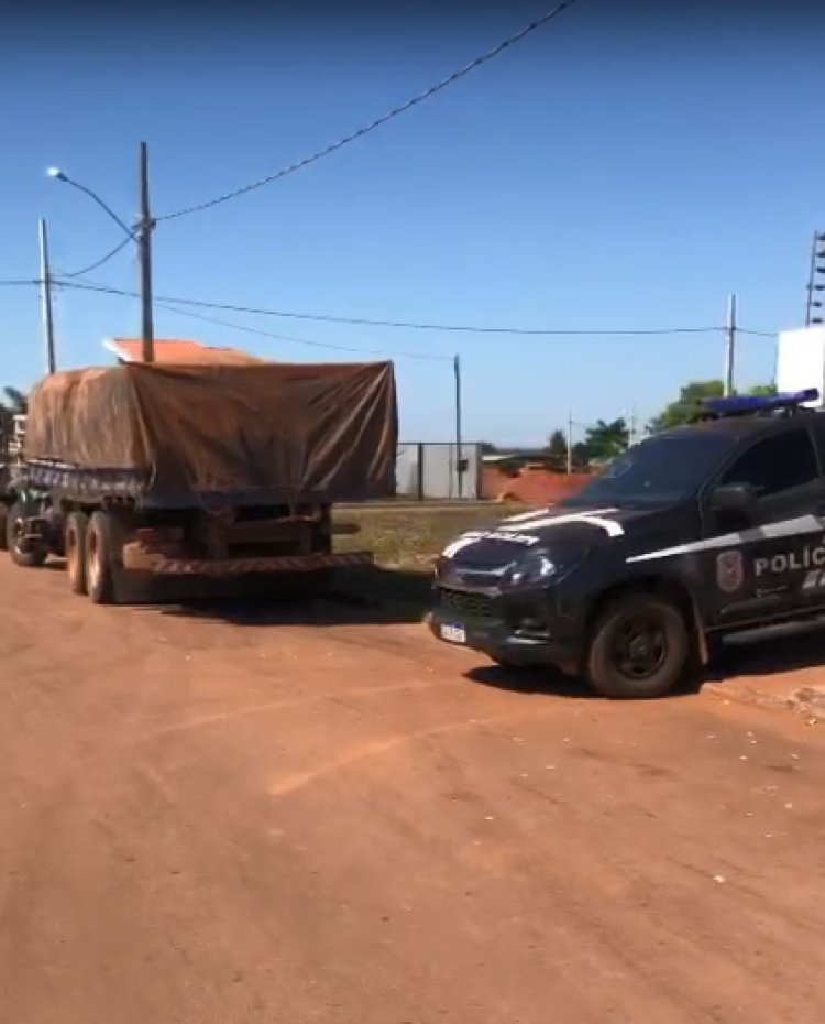 Polícia Civil apreende 5 caminhões carregados com madeira ilegal e prende 4 suspeitos