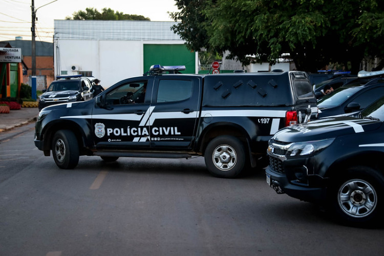 Polícia Civil cumpre 40 mandados contra associação criminosa; delegado é baleado em operação