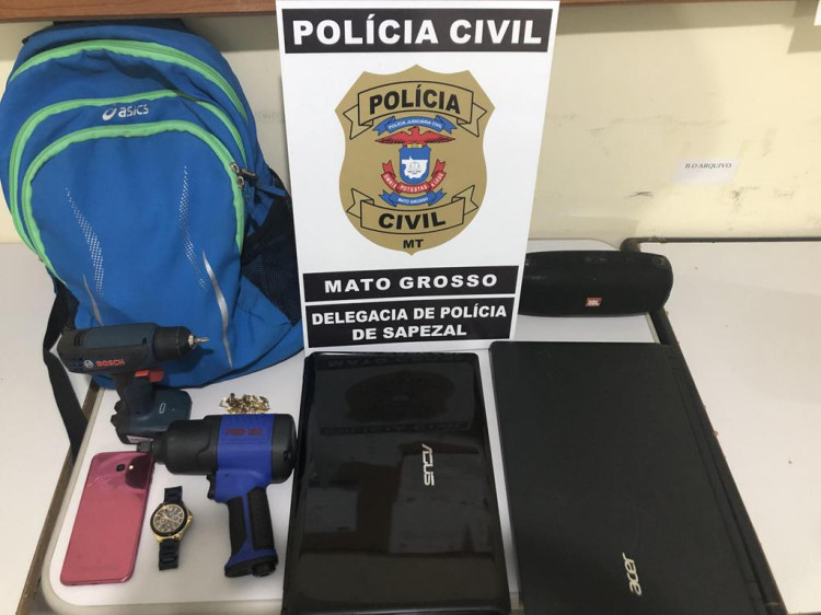 Polícia Civil cumpre mandados contra homem e mulher envolvidos em roubos de caminhonetes