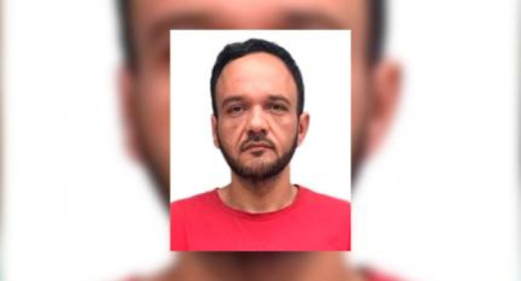 Polícia pede ajuda para achar acusado de assassinatos