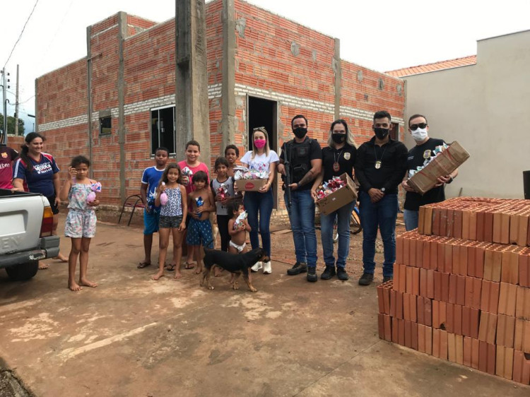 Policiais civis promovem ação solidária com crianças de Quatro Marcos e Mirassol d’Oeste