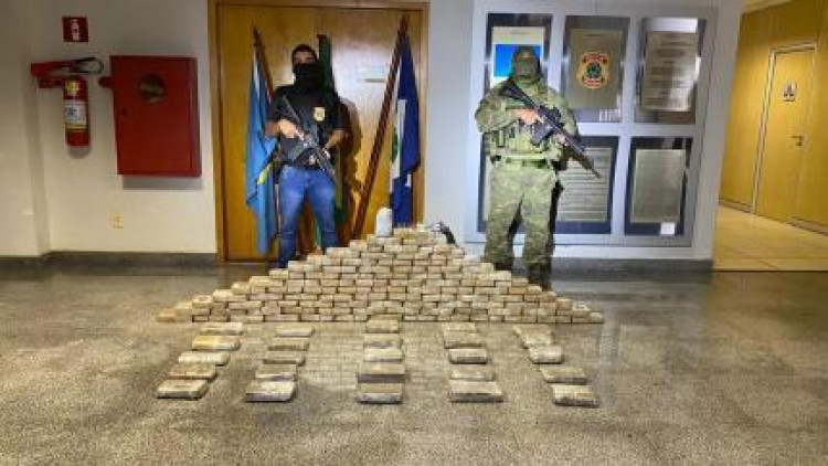 Polícias prendem 4 traficantes no rio Guaporé com 106 kg de drogas em Vila Bela