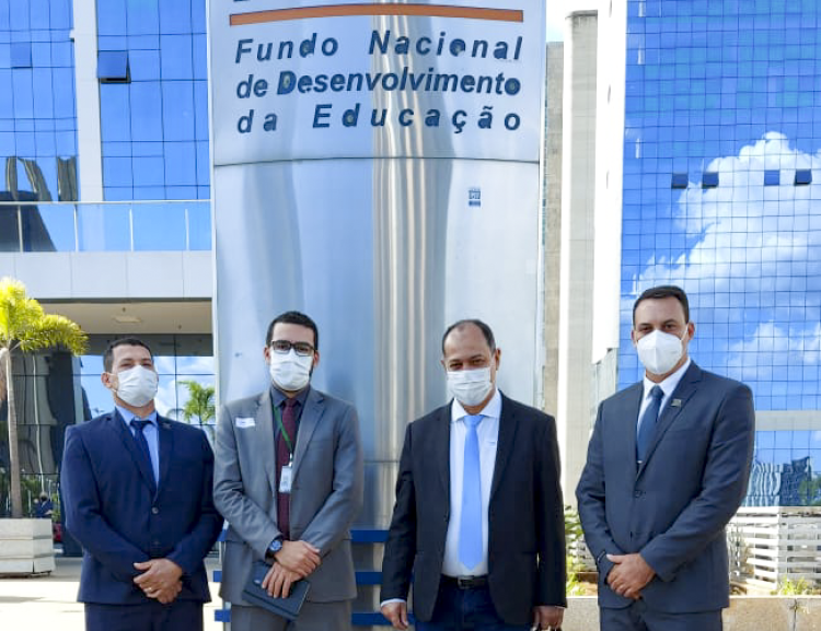 Prefeito de Nova Lacerda vai a Brasília em busca de recursos para escola municipais