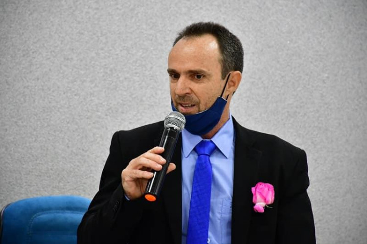 Presidente da Câmara “fura fila” para vacinar sogro, com a conivência de servidores da saúde