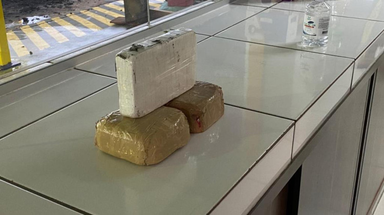 PRF descobre cocaína pura sendo transportada no meio de carga de carvão