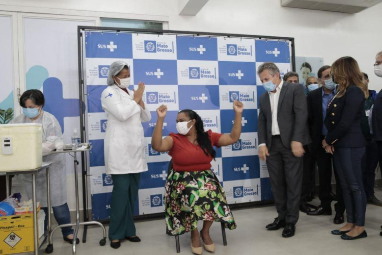 Primeira mato-grossense é imunizada contra a Covid-19 em Várzea Grande