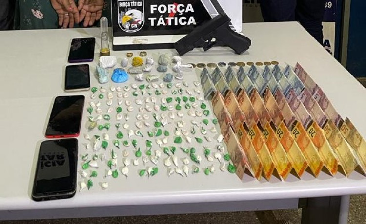 Quadrilha é presa com 176 porções de entorpecentes, dinheiro e simulacro de arma de fogo