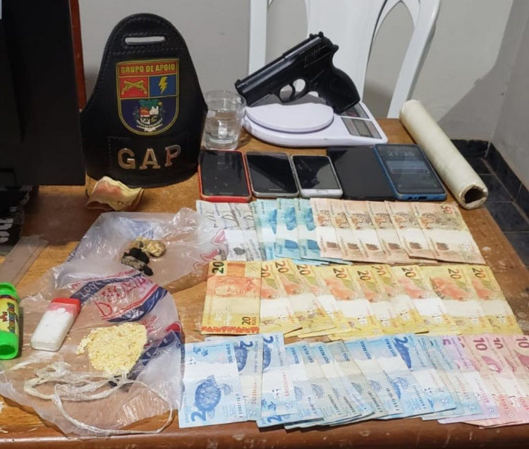 Quatros Marcos: armas, drogas, e dinheiro são aprendidos em “boca de fumo”