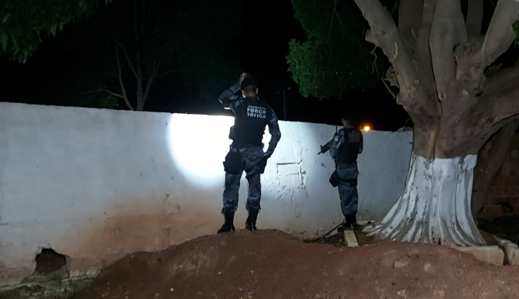 Receptador de camionete pula muro do cemitério para fugir da Força Tática