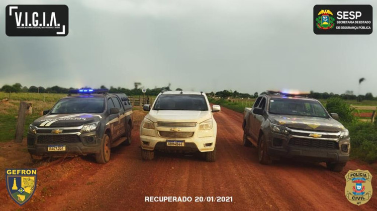 Receptador foge, mas deixa duas menores em veículo roubado durante abordagem do Gefron