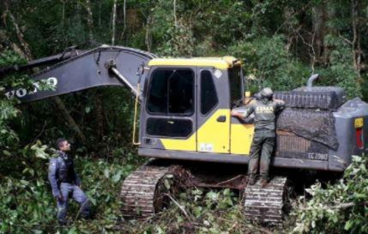 Regional da Sema de Cáceres apreende escavadeira usada para desmatamento ilegal em Pontes e Lacerda