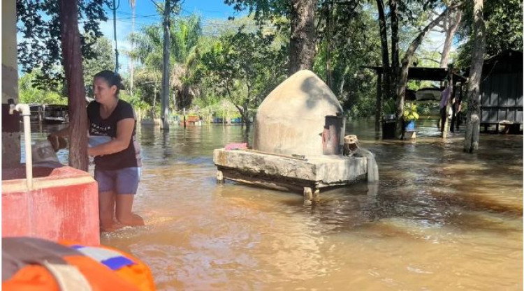 Rio Jauru (MT) volta a subir e duas famílias permanecem em área alagada