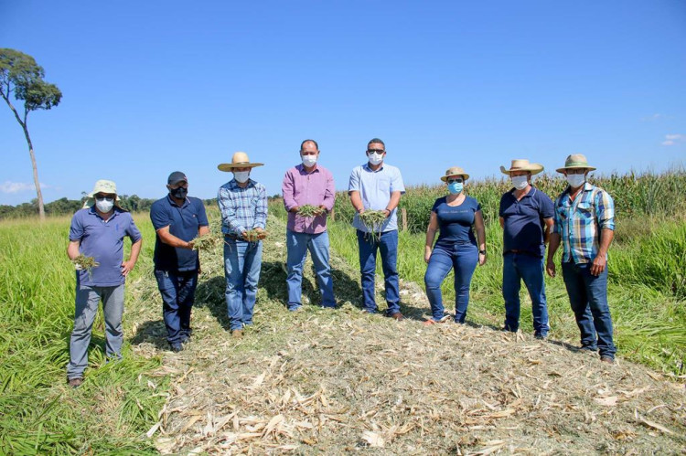 Secretaria de Desenvolvimento Rural de Nova Lacerda auxilia produtores a se prepararem para o período de estiagem
