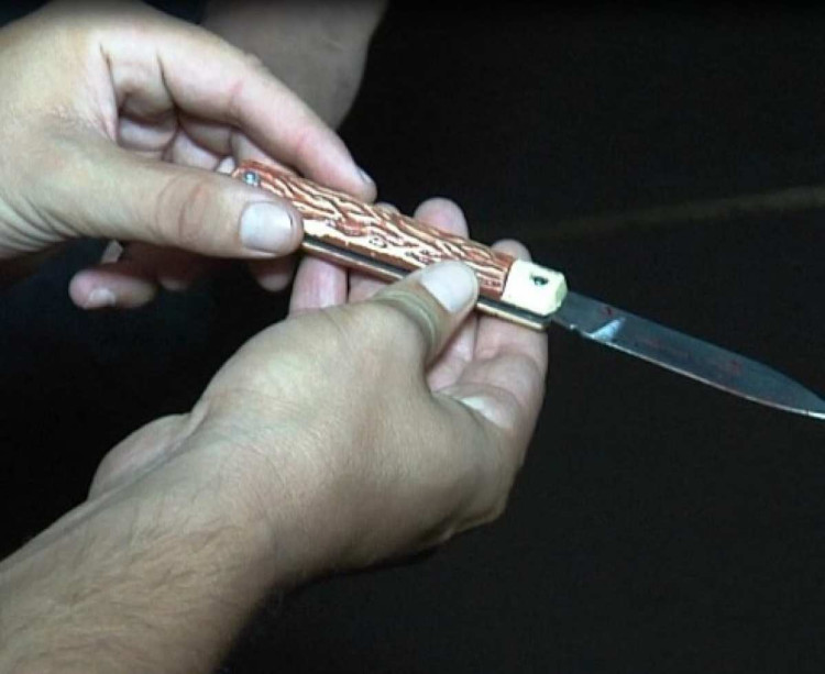Sogro dá golpes de canivete em genro por abandonar filhas para ir a festa