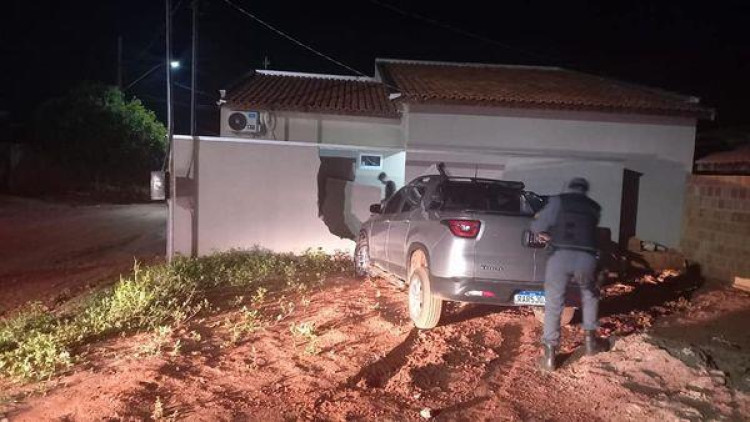 Suspeito bate carro roubado em muro durante fuga da Polícia Militar em Pontes e Lacerda