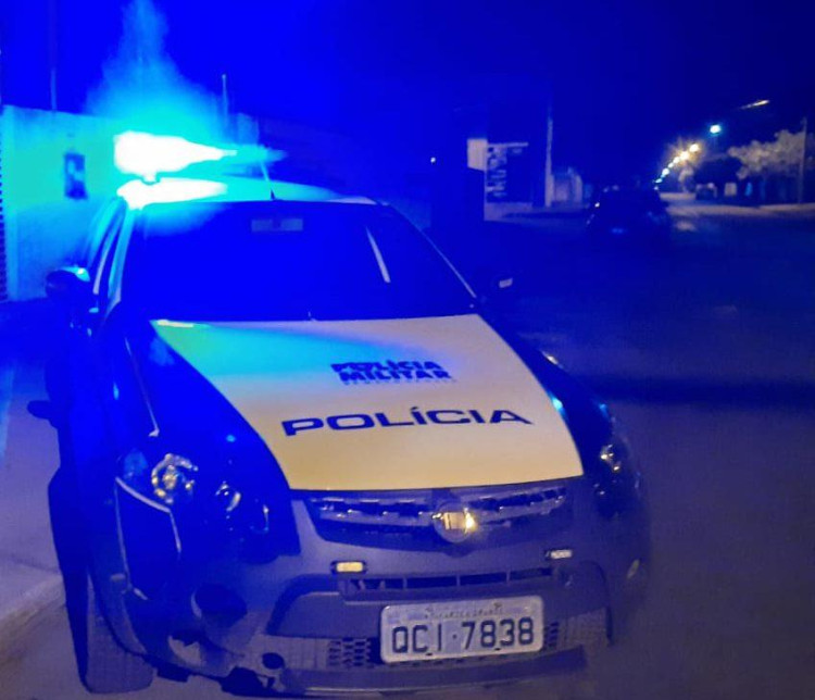 Suspeito com mandado de prisão em aberto atira na própria perna e acaba preso