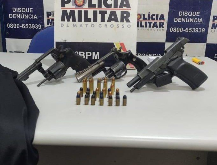 Suspeitos são detidos com armamento e alegam esconder para facção criminosa