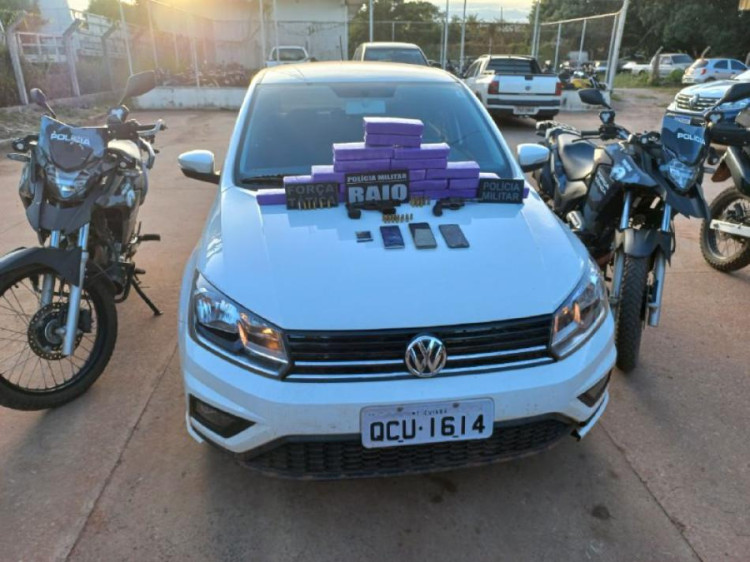 Suspeitos tentam fuga, mas são presos com carro roubado, armas e drogas