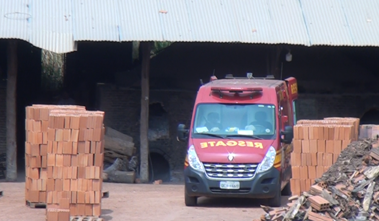 Trabalhador cai em máquina de moer barro e fica gravemente ferido