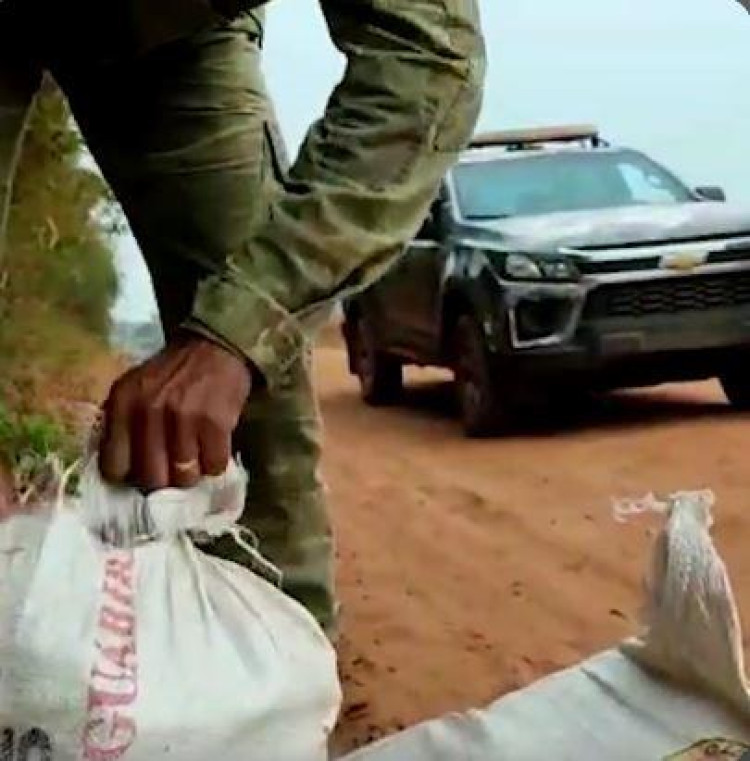 Traficantes descartam sacos de drogas em fuga do Gefron na Máquina Queimada