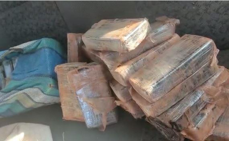 Traficantes transportam drogas no banco de passageiros e são presos pela Polícia Civil, em PL
