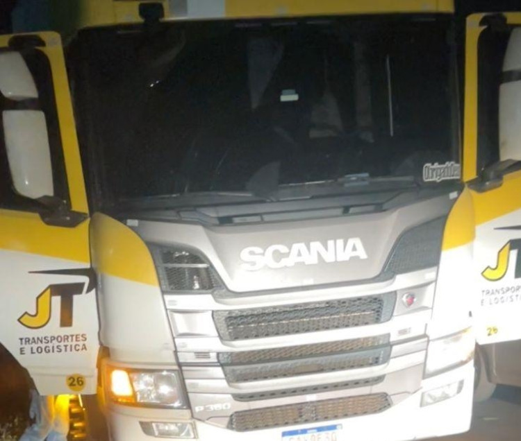 Três homens são presos e menor apreendido acusados de roubar caminhão e sequestrar motorista