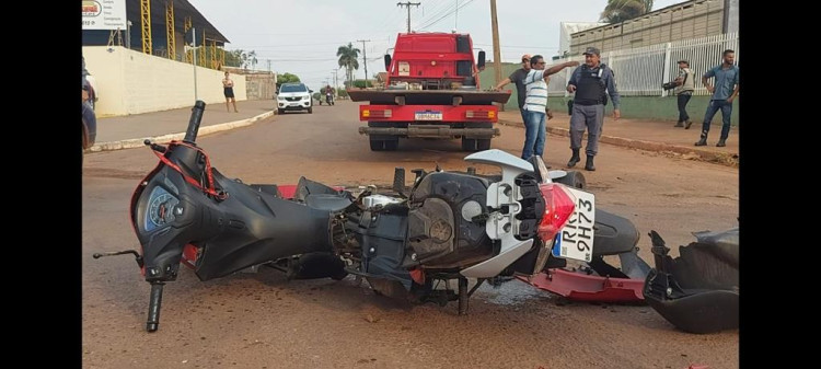 Uma pessoa fica ferida após acidente entre moto e caminhão guincho