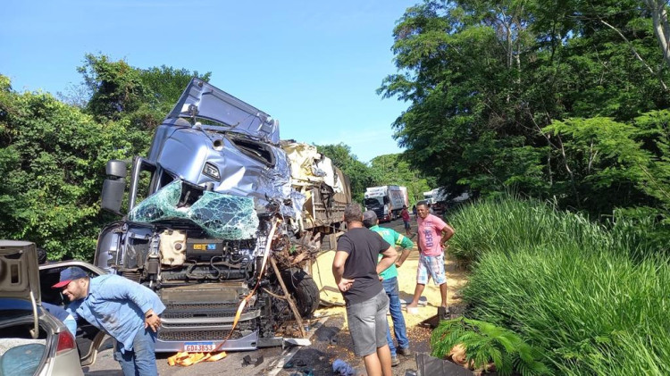 Urgente: duas carretas colidem frontalmente na BR 174