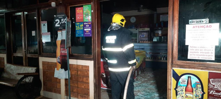Utensílio de cozinha causa incêndio em restaurante em Pontes e Lacerda