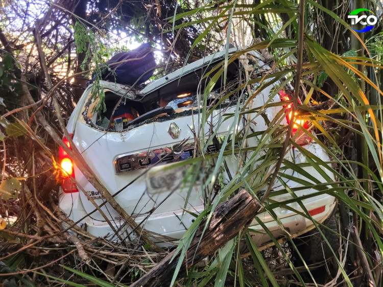 Veículo capota e sai da pista na BR 174 próximo de Adrianópolis; uma pessoa ferida