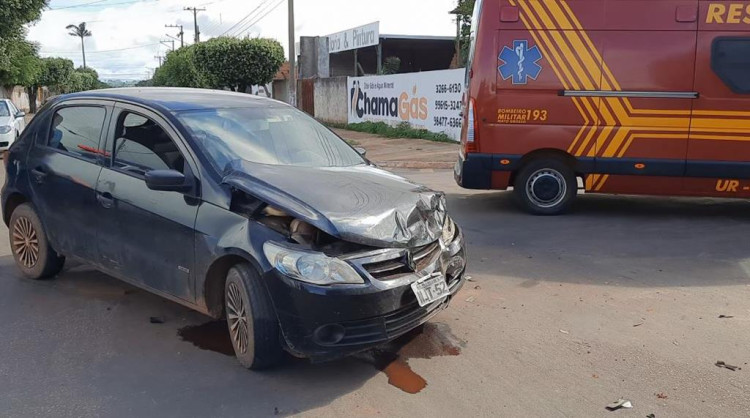 Veículos colidem na Rua Maranhão após motorista invadir preferencial