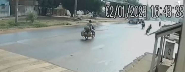 Vídeo: Motociclista “nasce de novo” ao colidir contra caminhão